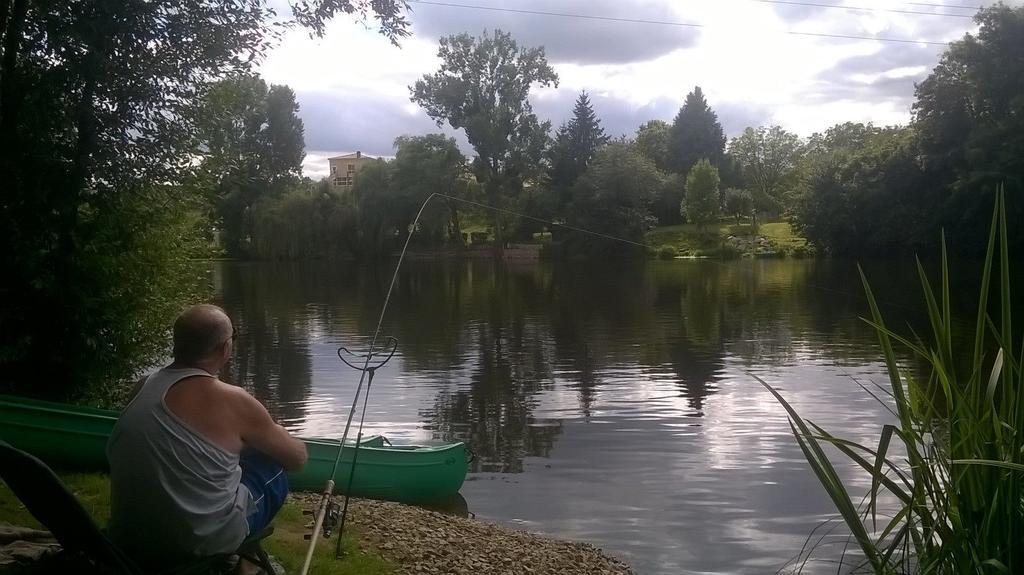 Hotel Camping Des Ribieres Confolens Esterno foto