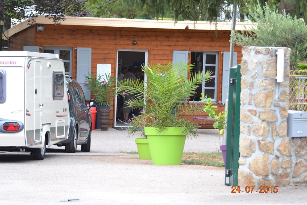 Camping Des Ribieres Confolens Esterno foto
