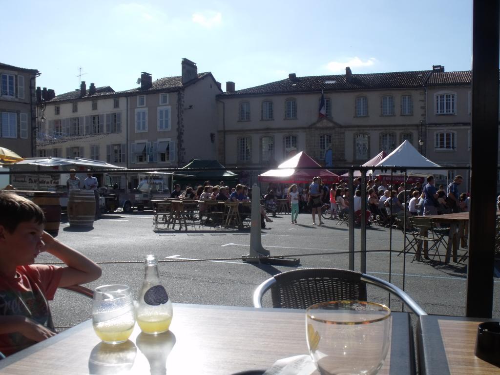 Camping Des Ribieres Confolens Esterno foto