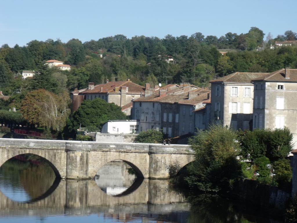 Hotel Camping Des Ribieres Confolens Esterno foto