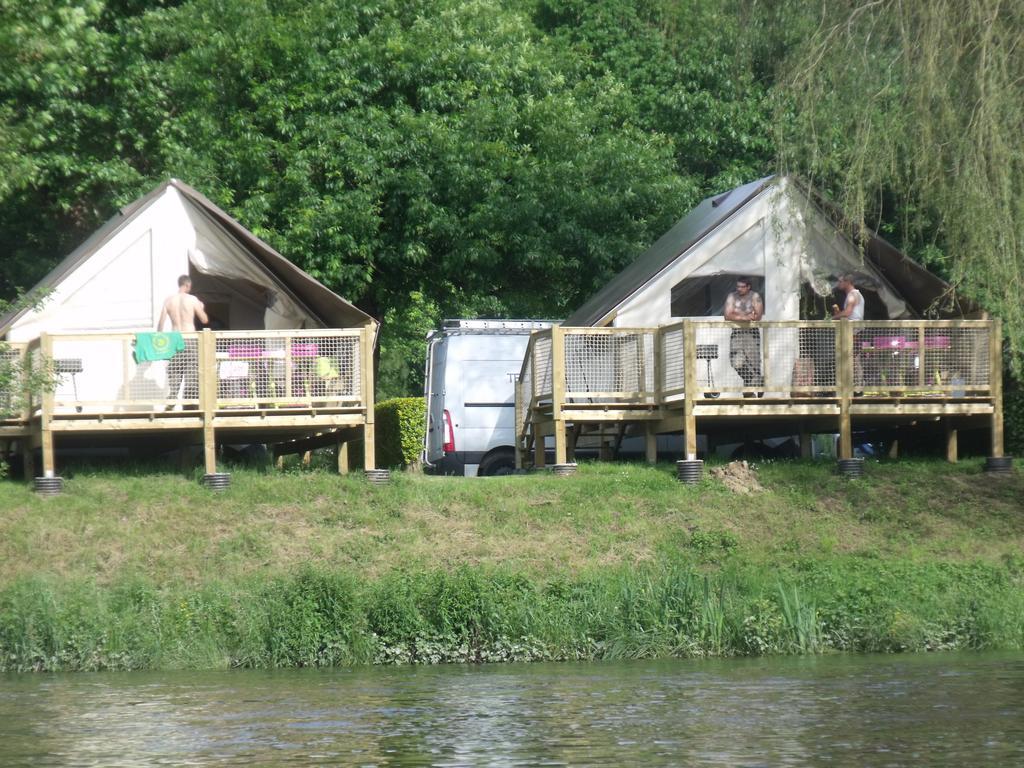 Hotel Camping Des Ribieres Confolens Esterno foto