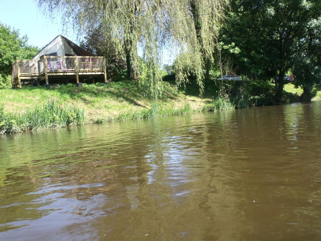 Hotel Camping Des Ribieres Confolens Esterno foto