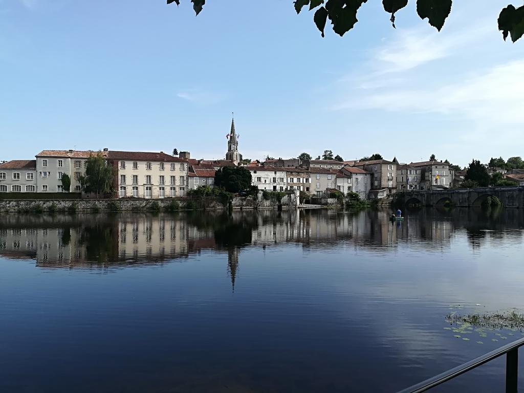 Camping Des Ribieres Hotel Confolens Esterno foto