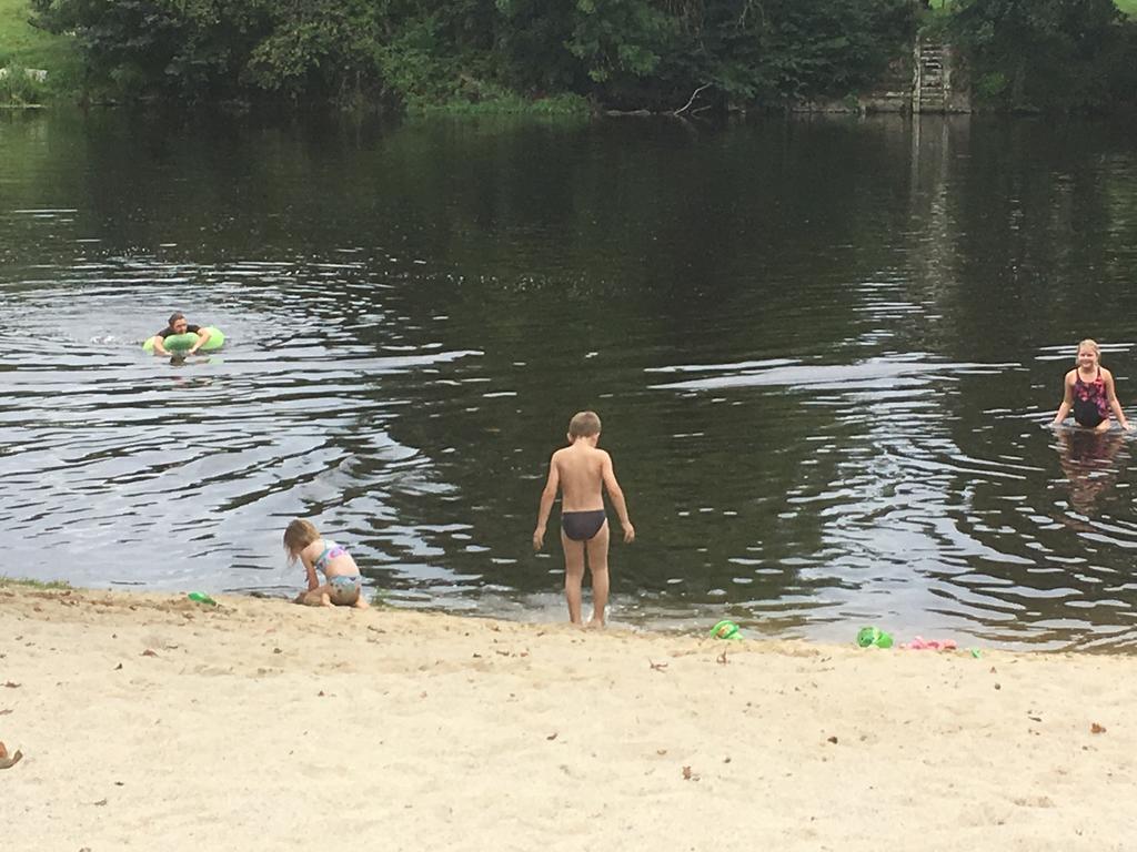 Camping Des Ribieres Confolens Esterno foto