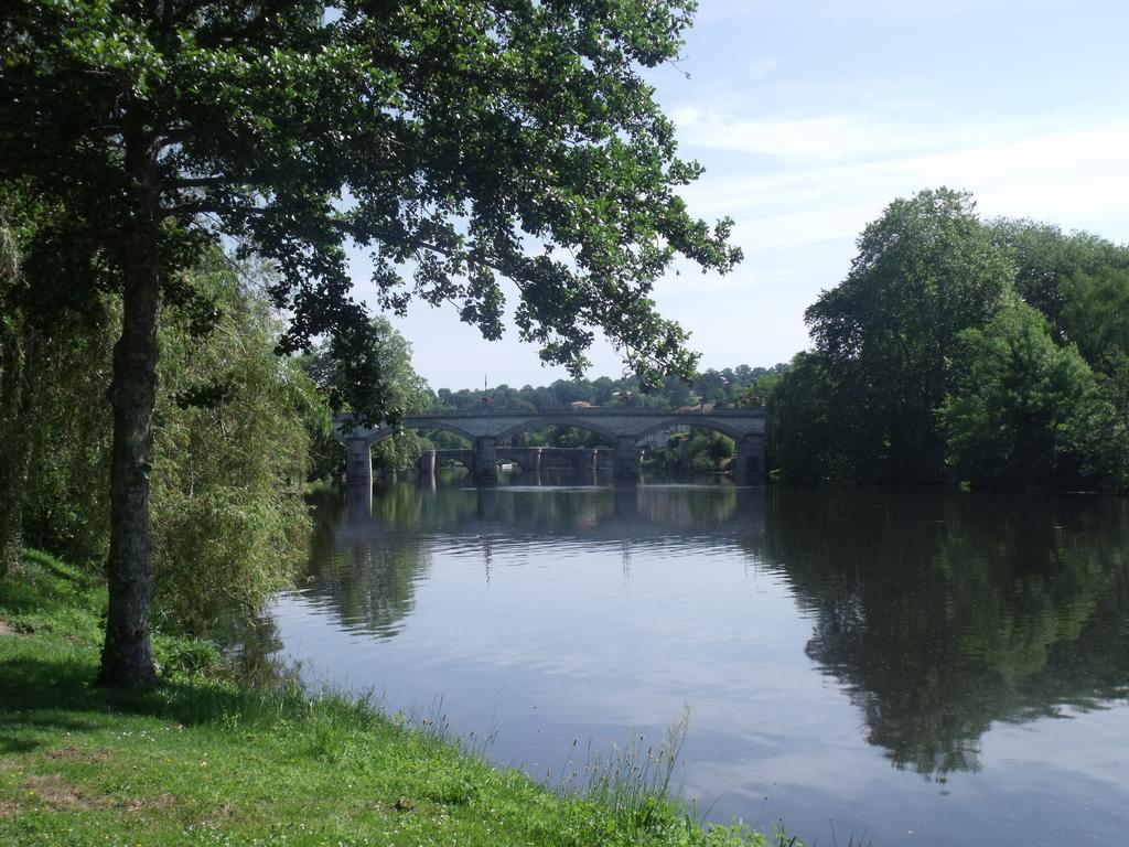 Camping Des Ribieres Confolens Esterno foto
