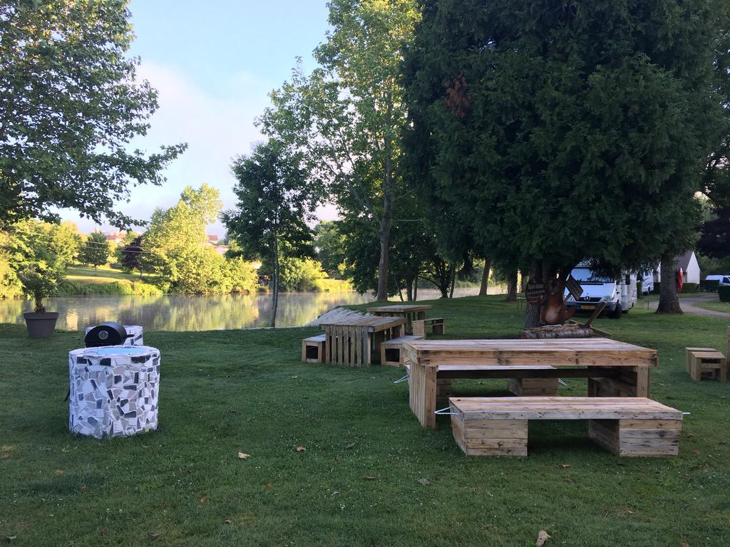 Camping Des Ribieres Confolens Esterno foto
